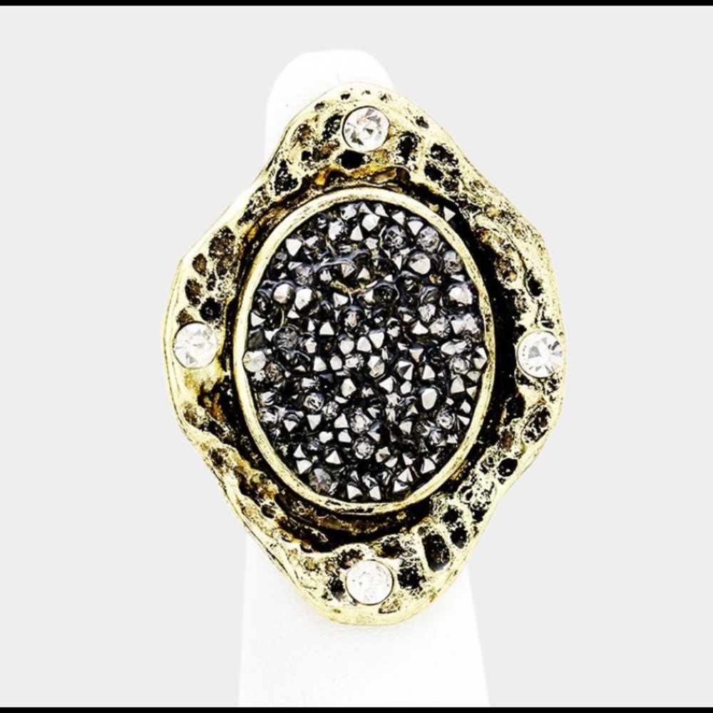 Abstract Metal Stone Cluster Oval Stretch Ring.